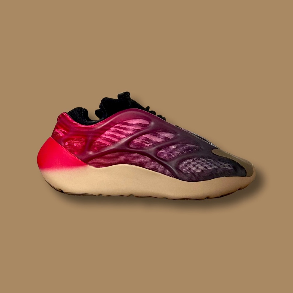 Yeezy 700 V3 Fade Carbon Preowned WM6